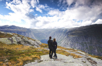 夫妇旅游站对令人惊异的视图美丽的<strong>自然景观</strong>徒步旅行挪威trolltunga斯堪的那维亚蓝色的天空夫妇旅游站对令人惊异的视图美丽的<strong>自然景观</strong>徒步旅行挪威trolltunga斯堪的那维亚
