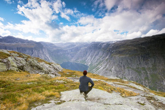 夫妇旅游站对令人惊异的视图美丽的自然景观徒步旅行挪威trolltunga斯堪的那维亚蓝色的天空夫妇旅游站对令人惊异的视图美丽的自然景观徒步旅行挪威trolltunga斯堪的那维亚