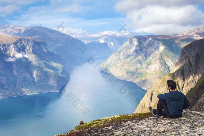 男人。坐着悬崖边缘独自一人享受空中视图徒步旅行生活方式旅行冒险户外夏天假期挪威前美丽的山蓝色的天空徒步旅行者男人。坐着悬崖边缘独自一人享受空中视图徒步旅行生活方式旅行冒险户外夏天假期挪威前美丽的山蓝色