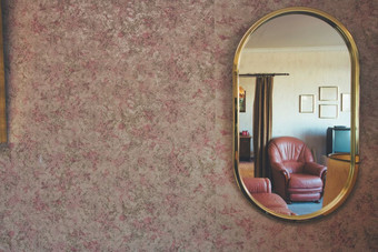 古董镜子与有图案的壁纸和古董厅的可见的镜子空间为文本色彩斑斓的古董镜子与有图案的壁纸和古董厅的可见的镜子空间为文本