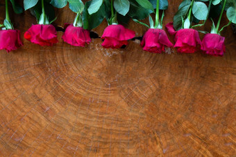 红色的玫瑰木背景纹理浪漫的花情人节rsquo一天概念美红色的玫瑰木背景纹理浪漫的花情人节rsquo一天概念