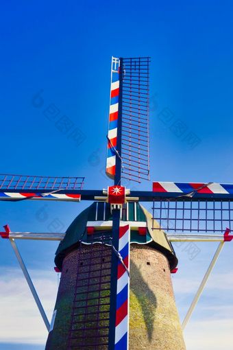 传统的荷兰风车下蓝色的天空的荷兰特写镜头色彩斑斓的传统的荷兰风车下蓝色的天空的荷兰特写镜头