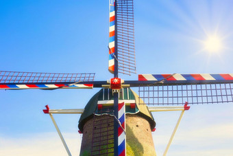 <strong>传统</strong>的荷兰风车下蓝色的天空的荷兰特写镜头色彩斑斓的<strong>传统</strong>的荷兰风车下蓝色的天空的荷兰特写镜头