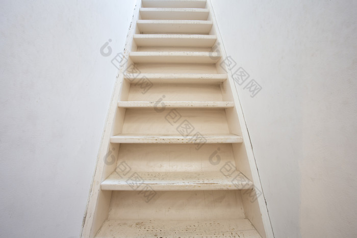 基本白色木楼梯与白色墙现代设计需要改造特写镜头复古的基本白色木楼梯与白色墙现代设计需要改造特写镜头