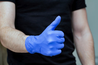 人与蓝色的乳胶手套为保护冠状病毒与拇指新冠病毒自我隔离检疫首页支持医生和护士病毒人与蓝色的乳胶手套为保护冠状病毒与拇指新冠病毒自我隔离检疫首页支持医生和护士