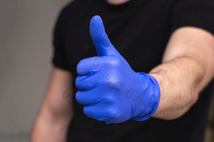 人与蓝色的乳胶手套为保护冠状病毒与拇指新冠病毒自我隔离检疫首页支持医生和护士病毒人与蓝色的乳胶手套为保护冠状病毒与拇指新冠病毒自我隔离检疫首页支持医生和护士