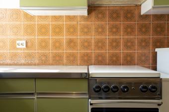 古董复古的厨房与橙色模式瓷砖美国复古的厨房首页<strong>室内设计</strong>rsquo风格特写镜头古董复古的厨房与橙色模式瓷砖美国复古的厨房首页<strong>室内设计</strong>rsquo风格