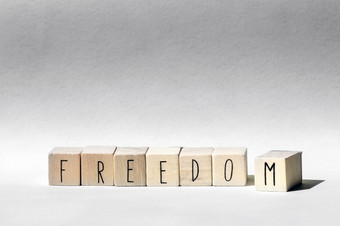 木多维数据集与的词自由自由概念背景特写镜头黑色的和白色木多维数据集与的词自由自由概念背景特写镜头