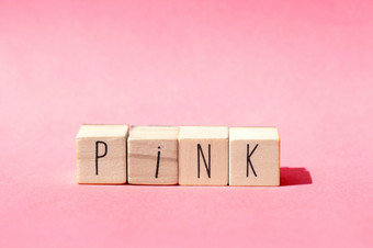 木多维数据集谎言行粉红色的背景与的词粉红色的柔和的彩色的粉红色的自然概念特写镜头木多维数据集谎言行粉红色的背景与的词粉红色的柔和的彩色的粉红色的自然概念图片