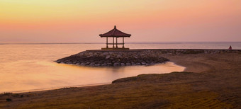 巴厘岛的宝塔的海滩Sanur采取与日出巴厘岛印尼美丽的景观色彩斑斓的巴厘岛的宝塔的海滩Sanur采取与日出巴厘岛印尼美丽的景观