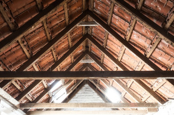 看的天花板老精品与老屋顶瓷砖和木梁关闭看的天花板老精品与老屋顶瓷砖和木梁