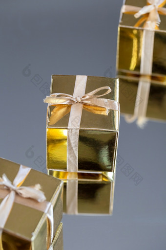 集团黄金闪闪发光的礼物盒子灰色背景与反射集黄金礼物盒子为现在惊喜生日圣诞节概念美集团黄金闪闪发光的礼物盒子灰色背景与反射集黄金礼物盒子为现在惊喜生日圣诞节概念