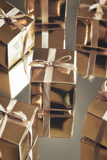 集团黄金闪闪发光的礼物盒子灰色背景与反射集黄金礼物盒子为现在惊喜生日圣诞节概念美集团黄金闪闪发光的礼物盒子灰色背景与反射集黄金礼物盒子为现在惊喜生日圣诞节概念