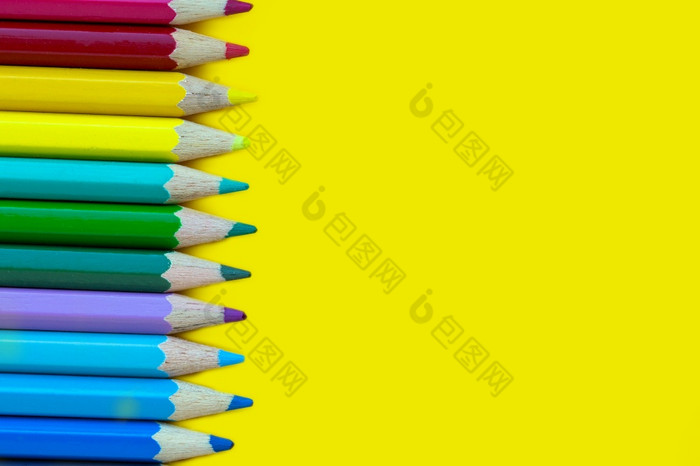 彩色的铅笔的颜色彩虹行黄色的背景空间为文本复古的设计画对象彩色的铅笔的颜色彩虹行黄色的背景空间为文本复古的设计