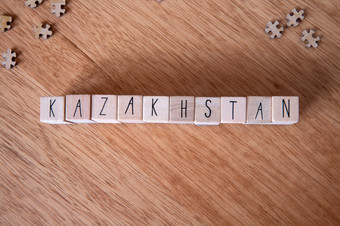 的国家哈萨克斯坦写木多维数据集木背景纹理的国家哈萨克斯坦写木多维数据集木背景