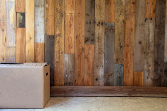 纸板移动盒子空房间与木墙背景和复制空间移动新平房子概念复古的设计空间为文本纸板移动盒子空房间与木墙背景和复制空间移动新平房子概念复古的设计