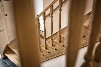 木栏杆奢侈品古董楼梯木制品元素宏摄影和<strong>复古</strong>的设计美丽的室内现代房子特写<strong>镜头</strong>木栏杆奢侈品古董楼梯木制品元素宏摄影和<strong>复古</strong>的设计美丽的室内现代房子
