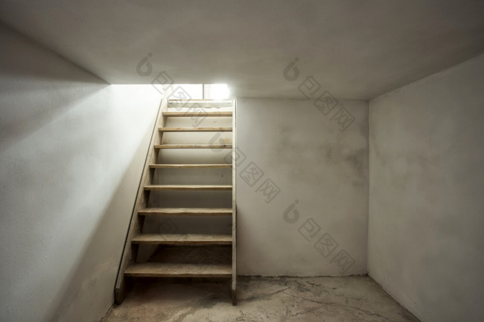 空地下室被遗弃的老工业建筑与小光和木楼梯老空地下室被遗弃的老工业建筑与小光和木楼梯