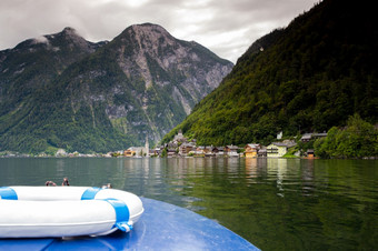美丽的视图的哈尔斯塔特从湖hallstats看到奥地利与蓝色的船的前面受欢迎的<strong>旅游</strong>位置夏天美丽的视图的哈尔斯塔特从湖hallstats看到奥地利与蓝色的船的前面受欢迎的<strong>旅游</strong>位置