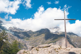 高山交叉高山<strong>景观</strong>包含大木交叉美丽的山<strong>景观</strong>奥地利与蓝色的天空夏天高山交叉高山<strong>景观</strong>包含大木交叉美丽的山<strong>景观</strong>奥地利与蓝色的天空