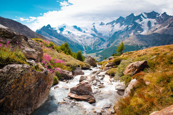 美丽的山景观与流附近阿尔卑斯山脉<strong>瑞士</strong>的夏天<strong>瑞士欧洲</strong>美丽的山景观与流附近阿尔卑斯山脉<strong>瑞士</strong>的夏天蓝色的天空