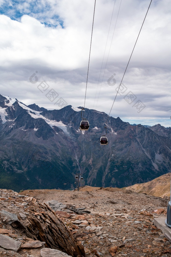电缆车瑞士阿尔卑斯山脉在美丽的山景观瑞士欧洲美丽的冰和岩石景观多云的电缆车瑞士阿尔卑斯山脉在美丽的山景观瑞士欧洲美丽的冰和岩石景观