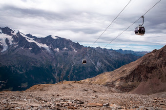 电缆车瑞士阿尔卑斯山脉在美丽的山景观瑞士欧洲美丽的冰和岩石景观多云的电缆车瑞士阿尔卑斯山脉在美丽的山景观瑞士欧洲美丽的冰和岩石景观