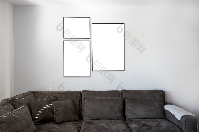 现代室内黑暗沙发和树空图片帧的墙空白海报帆布空间为文本的生活房间特写镜头现代室内黑暗沙发和树空图片帧的墙空白海报帆布空间为文本的生活房间