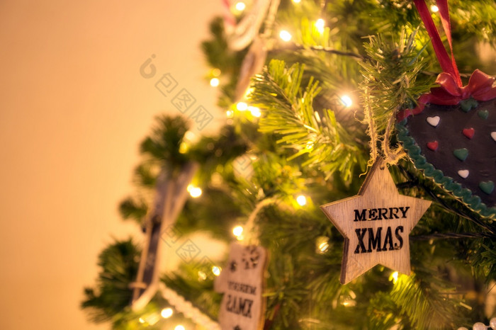 圣诞节树细节与圣诞节装饰闪闪发光的灯和闪闪发光的复制空间背景圣诞节色彩斑斓的美圣诞节树细节与圣诞节装饰闪闪发光的灯和闪闪发光的复制空间背景圣诞节