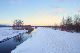 冬天景观的荷兰与美丽的彩色的日落天空和新鲜的白色雪美自然背景流冬天景观的荷兰与美丽的彩色的日落天空和新鲜的白色雪美自然背景