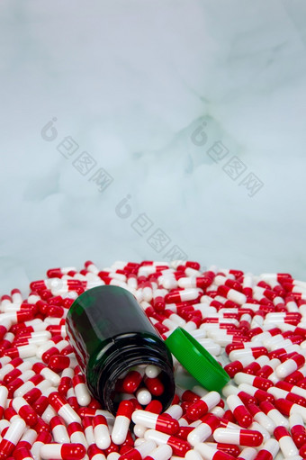 瓶与红色的和白色胶囊白色背景维生素药物制药药物治疗背景健康医疗和业务概念复制空间瓶与红色的和白色胶囊白色背景维生素药物制药药物治疗背景健康医疗和业务概念