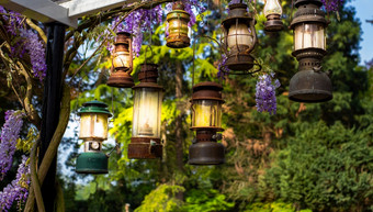 发光的浪漫的蜡烛灯笼挂花园古董灯自然时尚的古董装饰与色彩斑斓的花美发光的浪漫的蜡烛灯笼挂花园古董灯自然时尚的古董装饰与色彩斑斓的花