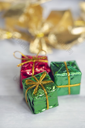 桩彩色的闪亮的礼物盒子与复制空间白色木背景现代复古的圣诞节<strong>设计色彩</strong>斑斓的礼物假期概念空间为文本桩彩色的闪亮的礼物盒子与复制空间白色木背景现代复古的圣诞节<strong>设计色彩</strong>斑斓的礼物假期概念
