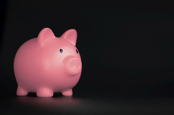粉红色的小猪银行水平黑色的背景与复制空间业务储蓄和<strong>金融概念</strong>阴影粉红色的小猪银行水平黑色的背景与复制空间业务储蓄和<strong>金融概念</strong>