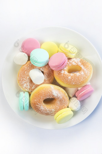 不同的糖果孤立的白色背景甜甜圈马卡龙前视图不健康的和糖果概念复制空间不同的糖果孤立的白色背景甜甜圈马卡龙前视图不健康的和糖果概念
