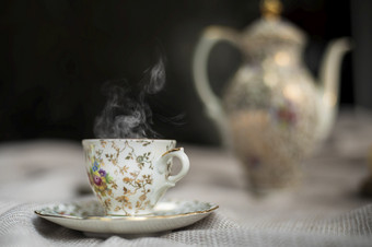 瓷茶能和杯热茶的表格古董传统的陶器集高茶英语<strong>下午茶</strong>舒适的时尚的室内瓷茶能和杯热茶的表格古董传统的陶器集高茶英语<strong>下午茶</strong>