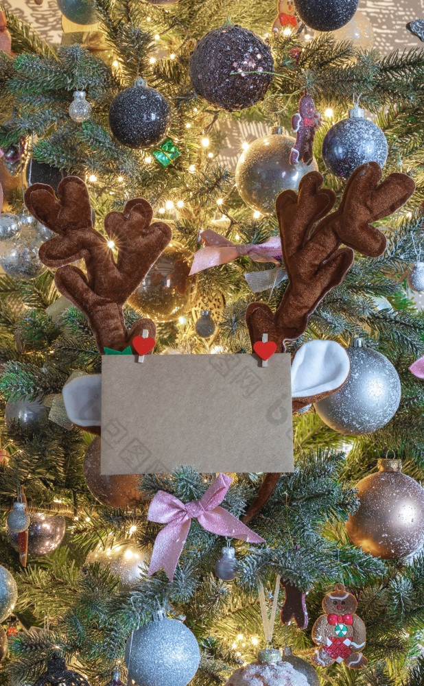 圣诞节邮件信封与空白信装饰树与驯鹿耳朵为复制空间关闭背景假期概念空间为文本圣诞节邮件信封与空白信装饰树与驯鹿耳朵为复制空间关闭背景假期概念