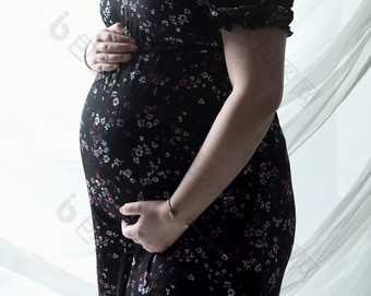 肚子怀孕了女人白色灰色的背景拥抱持有<strong>期待</strong>婴儿概念特写镜头肚子怀孕了女人白色灰色的背景拥抱持有<strong>期待</strong>婴儿概念
