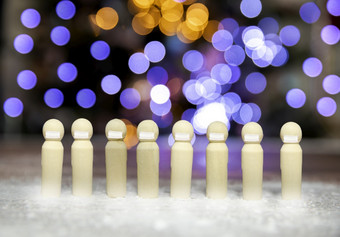冠状病毒疫情集团人穿保护脸面具在户外的雪全球流感大流行在世界范围内冠状病毒爆发与散景灯背景节日新冠病毒家庭快乐圣诞节聚会，派对概念复制空间