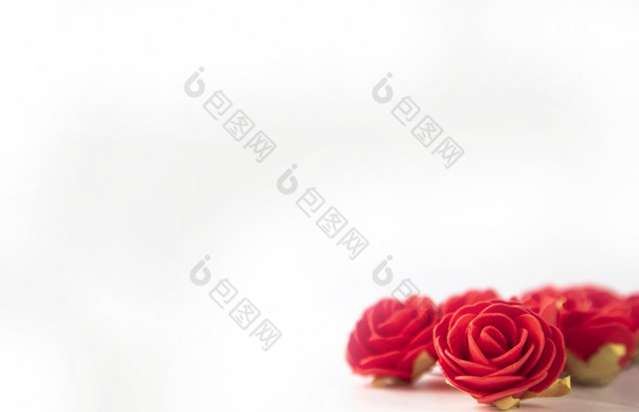 群天鹅绒红色的玫瑰孤立的白色背景玫瑰艺术设计框架使玫瑰绿色叶子情人节rsquo背景与玫瑰情人节一天卡概念浪漫的空间为文本群天鹅绒红色的玫瑰孤立的白色背景玫瑰艺术设计框架使玫瑰绿色叶子情人节rsquo背