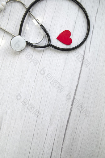 红色的心和医疗听诊器保险医院世界健康一天概念前视图白色木背景复制空间空间为文本红色的心和医疗听诊器保险医院世界健康一天概念前视图白色木背景复制空间
