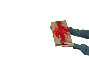 女人手持有圣诞节礼物与红色的弓和孤立的白色背景与剪裁路径包括复制空间假期概念空间为文本女人手持有圣诞节礼物与红色的弓和孤立的白色背景与剪裁路径包括复制空间假期概念