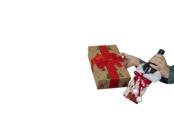 女手持有圣诞节礼物盒子与红色的弓和瓶酒孤立的白色背景快乐圣诞节假期现在概念复制空间女手持有圣诞节礼物盒子与红色的弓和瓶酒孤立的白色背景快乐圣诞节假期现在概念