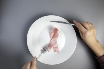粉红色的丝带白色板与刀和叉乳房癌症意识概念前视图<strong>医疗健康</strong>和食物概念复制空间粉红色的丝带白色板与刀和叉乳房癌症意识概念前视图<strong>医疗健康</strong>和食物概念