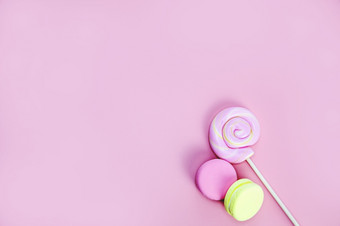 糖果糖果概念粉红色的棒棒糖和甜甜圈马卡龙粉红色的背景复制空间前视图空间为文本糖果糖果概念粉红色的棒棒糖和甜甜圈马卡龙粉红色的背景复制空间前视图