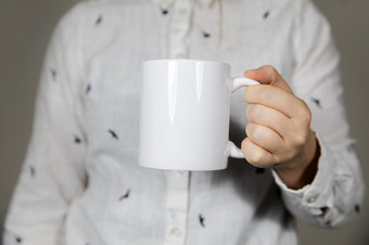 女孩持有空白白色咖啡杯子白色瓷杯子模拟咖啡茶<strong>牛奶</strong>苏打水复制空间空间为文本女孩持有空白白色咖啡杯子白色瓷杯子模拟咖啡茶<strong>牛奶</strong>苏打水复制空间