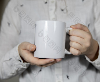 女孩持有空白白色咖啡杯子白色瓷杯子模拟咖啡茶牛奶苏打水复制空间空间为文本女孩持有空白白色咖啡杯子白色瓷杯子模拟咖啡茶牛奶苏打水复制空间