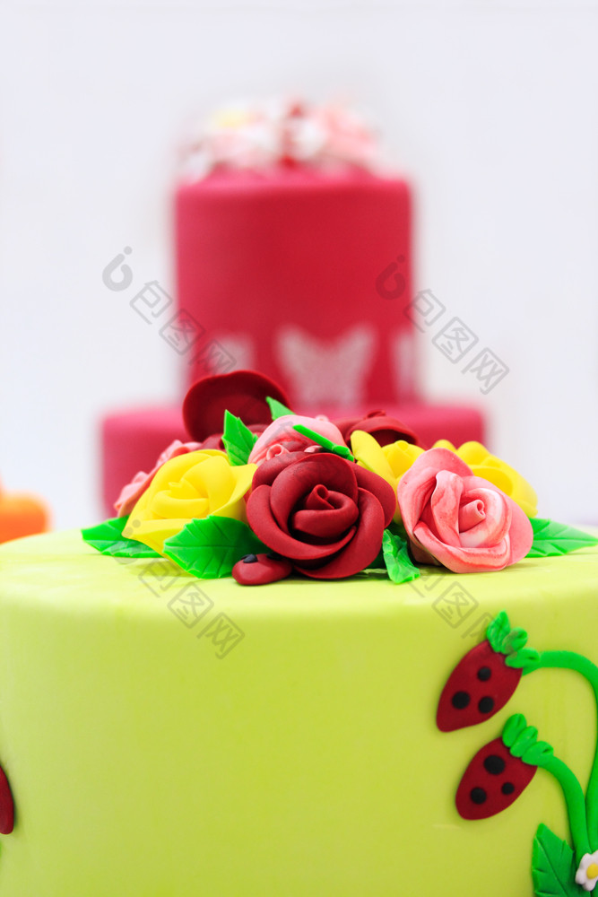 蛋糕装饰与人工花和浆果