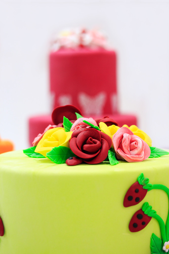 蛋糕装饰与人工花和浆果图片