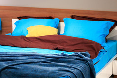 双床上与床上用品的卧室